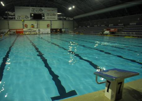 Orădenii sunt invitaţi să înoate gratuit la Bazinul Olimpic în cadrul ştafetei de 12 ore 